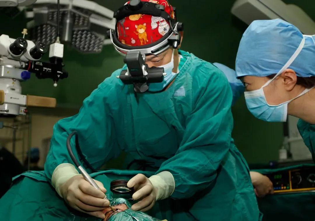 王教授在手术室内开展眼外伤手术