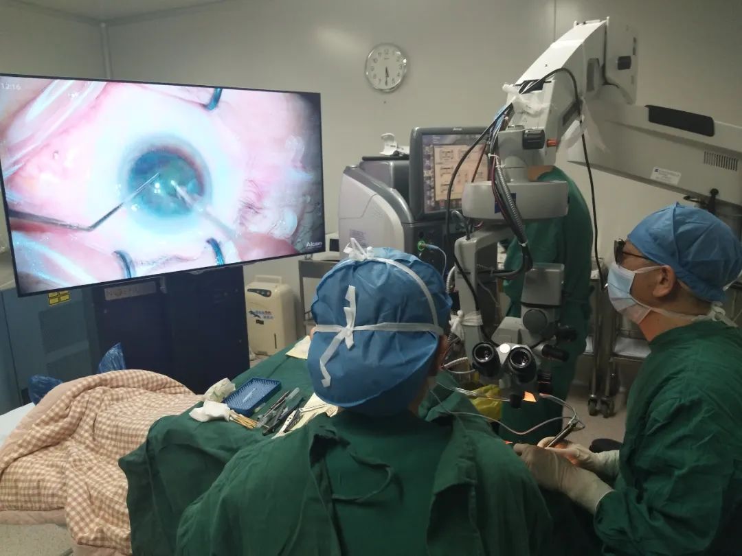 爱尔眼科上海特区副总院长李文生教授(右)给患者实施手术。