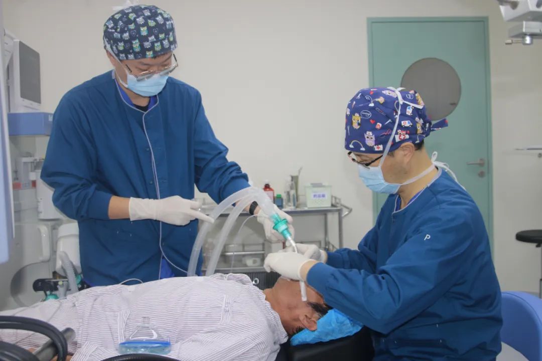 长沙爱尔眼科医院麻醉科主任彭清雄(右)给患者实施麻醉。